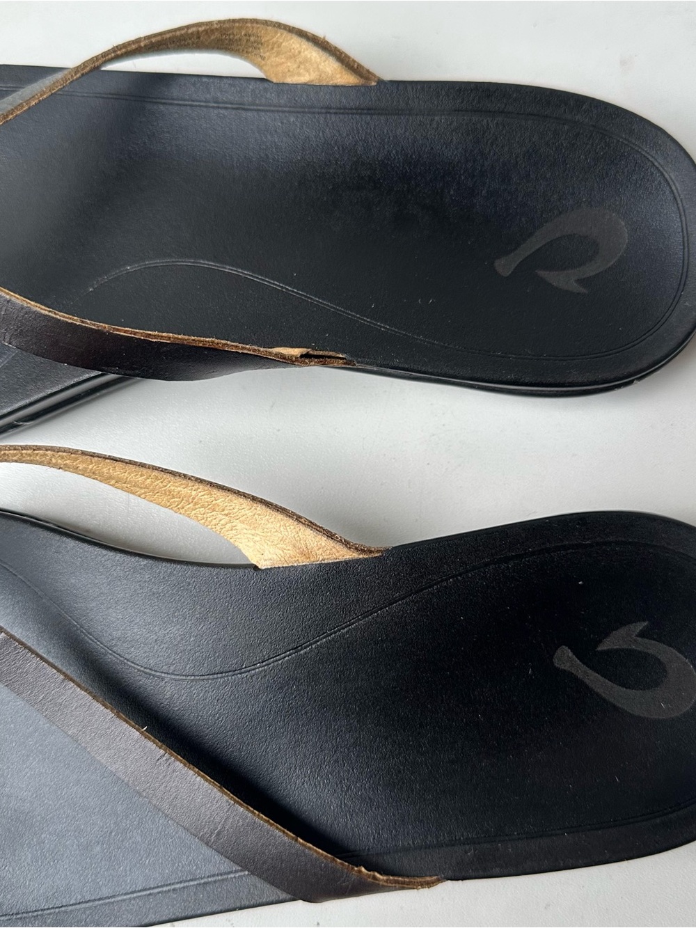 OluKai Women’s Size 10 Black Leather Flip Flop Sandals Comfort Casual Beach - Picture 5 of 8